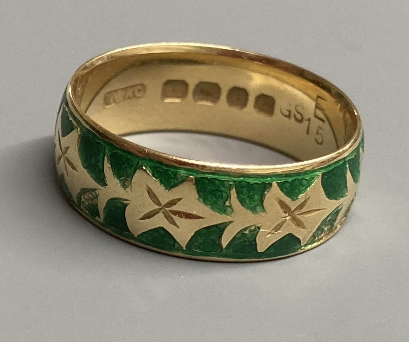 A modern 18ct gold and green enamel band, size P, gross 5.6 grams (enamel a.f.)